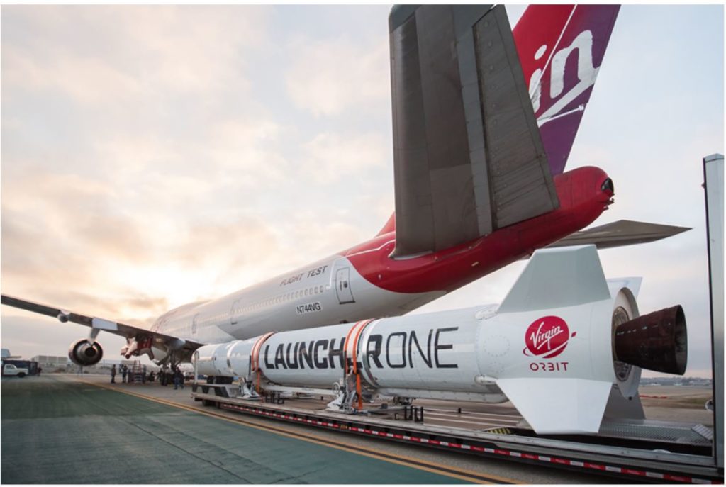 O LauncherOne no Aeroporto de Long Beach em outubro de 2018. (Fotos: Virgin Orbit).