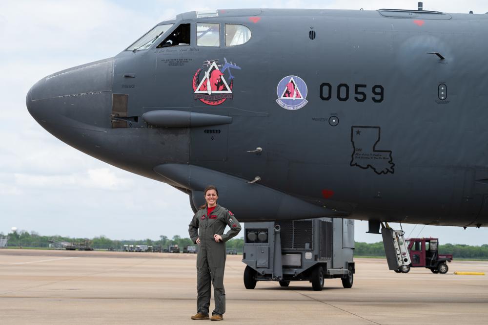 Primeira mulher Comandante de esquadrão B-52 da USAF (Foto: USAF).
