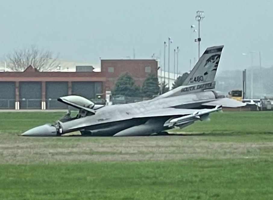 O F-16C da Guarda Aérea Nacional de Dakota do Sul sofreu danos principalmente na parte frontal (Foto: Dakota News).