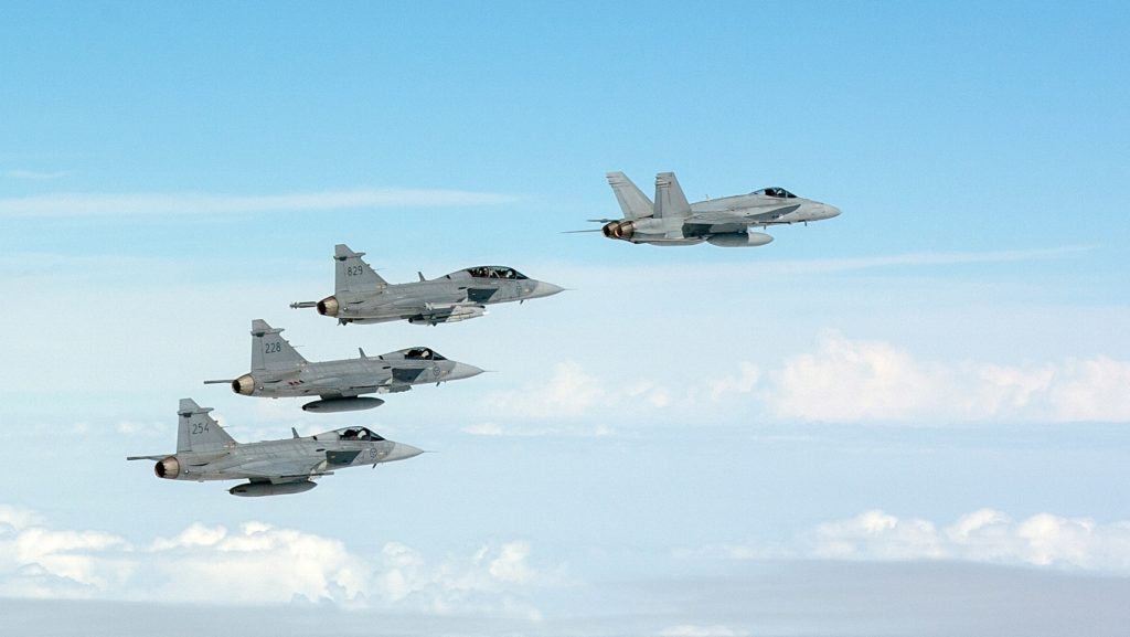 Suécia diz que não está se juntando à OTAN e sim se tornando OTAN. Caças da Hornets finlandeses e Gripen C da Suécia voam juntos. Juntos, também, os países pediram adesão em julho a OTAN (Foto: SwAF).