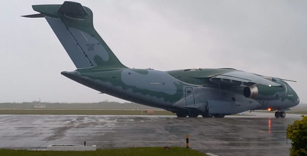 KC-390 novamente socorre C-130M em pane na OPERANTAR. FAB 2856 taxiando em Pelotas no último domingo (Fonte: Só Mateiro).