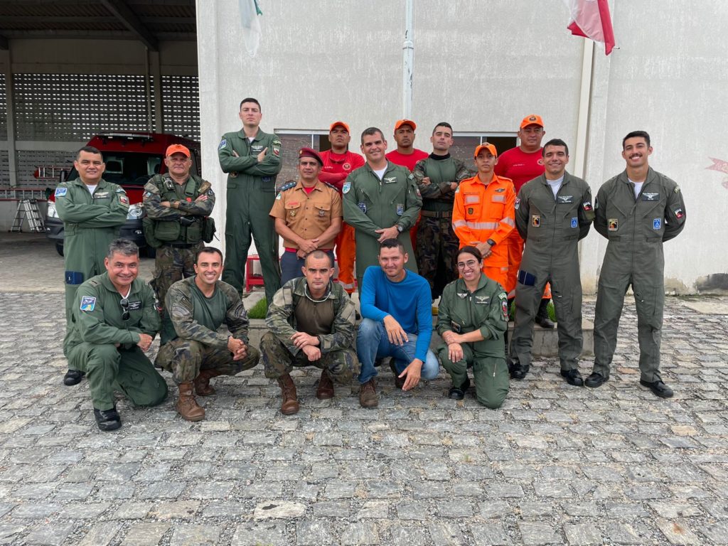 Equipe de socorristas com o piloto resgatada (Foto: FAB).
