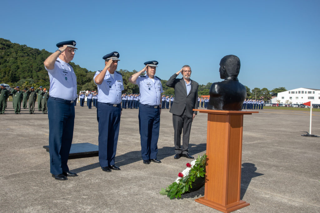 Oficias realizara a aposição de flores no busto do Patrono da Aviação de Patrulha, Major-Brigadeiro do Ar Dionysio Cerqueira de Taunay (Fotos: FAB).