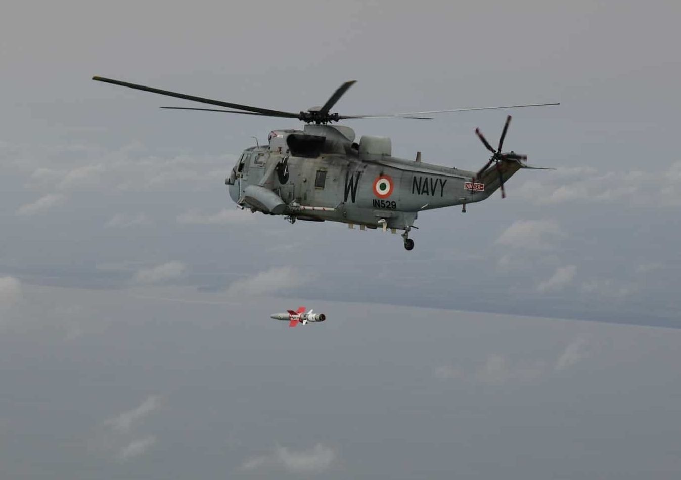 O míssil NASM-SR foi lançado em teste de um helicóptero Sea King (Foto: MoD Índia).