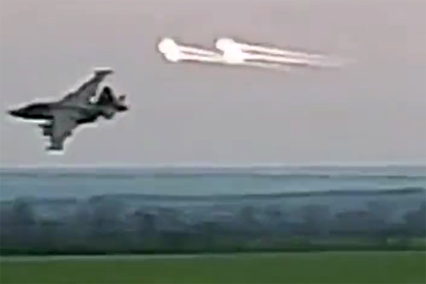 Ucrânia: vídeos mostram Sukhoi Su-25 em manobras impressionantes (Fonte: @RALee85).