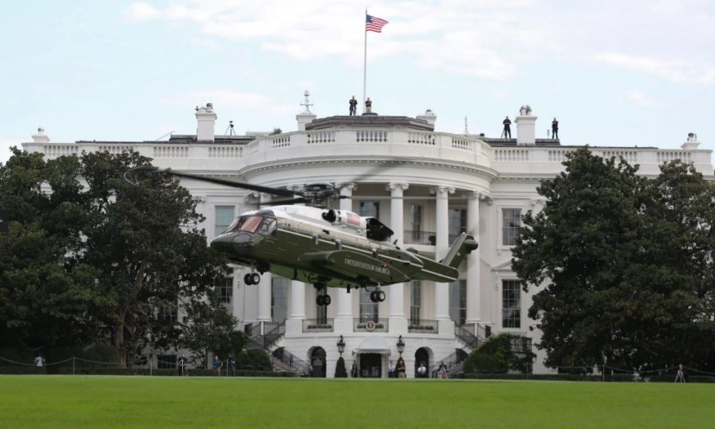 VH-92A deve substituir o VH-3D como Marine One em 2024. Um VH-92A visto frente dos jardins da Casa Branca, onde irá operar com frequência (Foto: USMC).