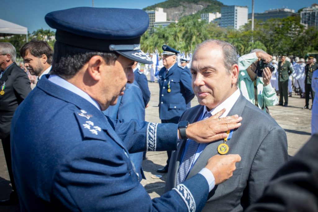 Tenente-Brigadeiro do Ar Carlos de Almeida Baptista Junior impondo a Medalha da Vitória Organizações Militares (Foto: FAB).