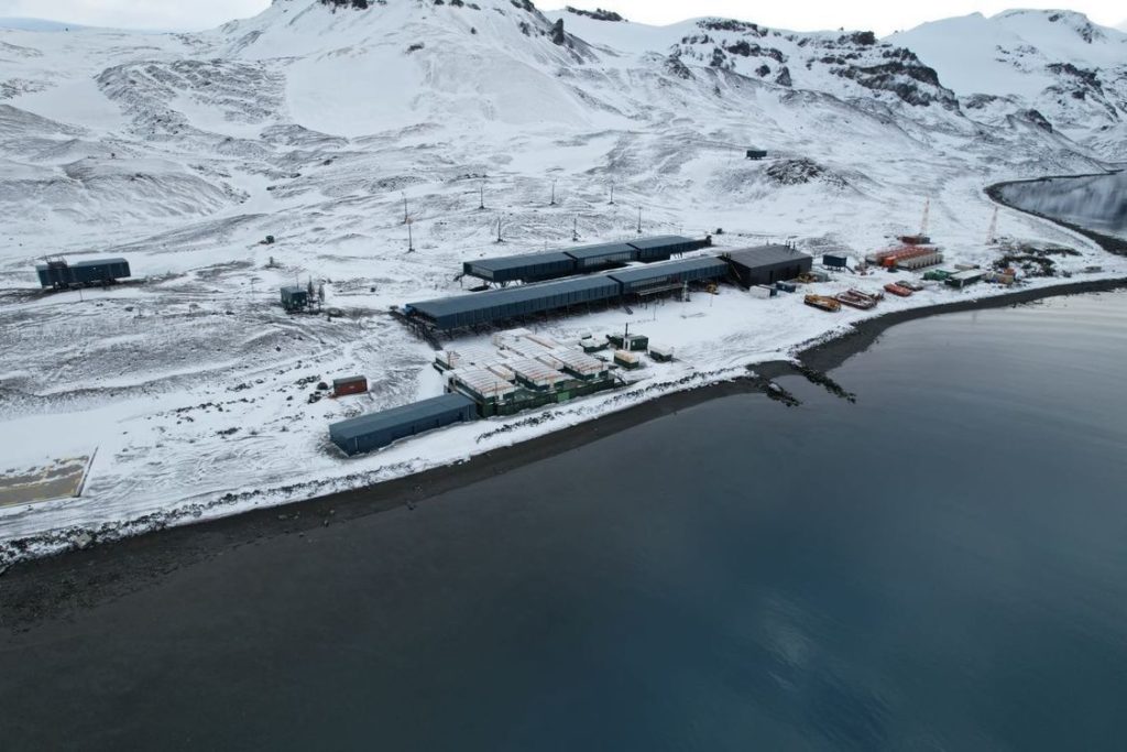 Estação Antártica Comandante Ferraz (Fotos: FAB).