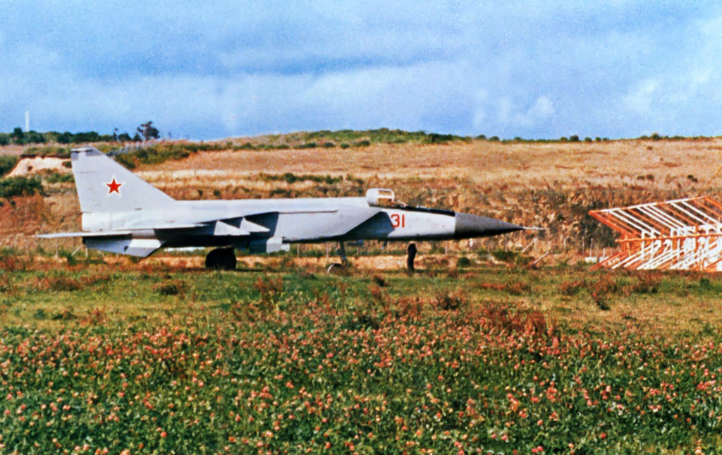 Morre Viktor Belenko, piloto que roubou um MiG-25 em 1976. O “Red 31” no fim da pista de Hakodate em 6 de setembro de 1976. Após estudados pelos americanos e japoneses, o MiG-31P foi devolvido desmontado em dezembro de 1976 em 90 caixas. Foto: US 