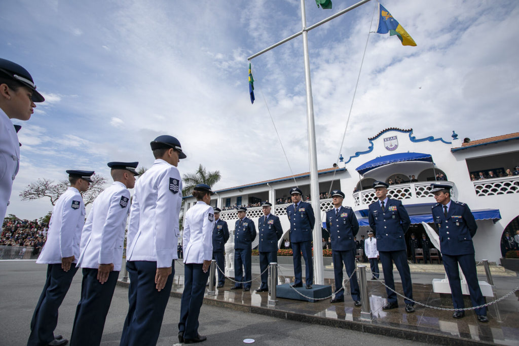 Os militares destacados, receberam o Prêmio Força Aérea Brasileira, concedido ao formando que obtém a primeira colocação na classificação geral dos cursos (Fotos: FAB).