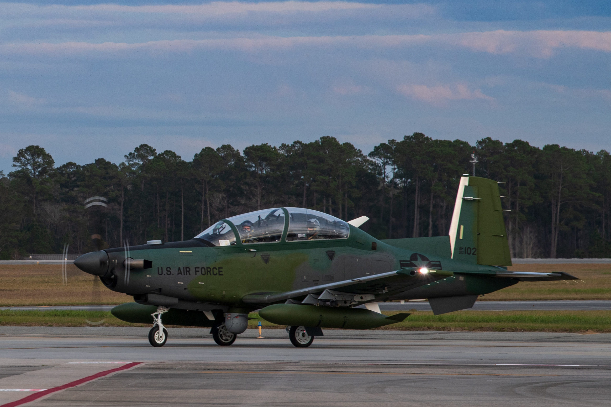 Moody AEROnet aumenta o poder aéreo de nações parceiras. Um AT-6E Wolverine taxia na Moody Air Force Base, Georgia (Foto: USAF/Andrea Jenkins).