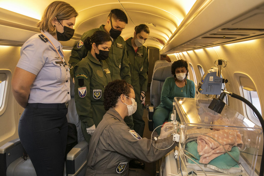 FAB transporta bebê com problemas de saúde em UTI aérea (Foto: Sargento Muller/CECOMSAER).