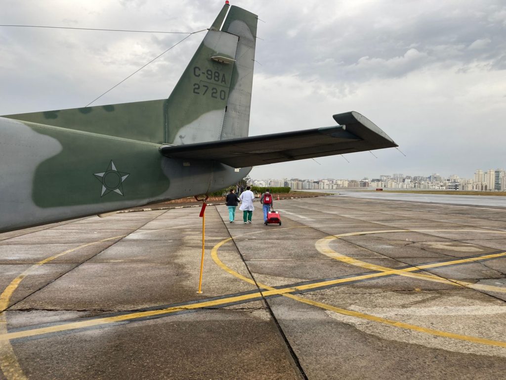 Um C-98 Grand Caravan da FAB transportava dois pulmões para São Paulo/SP (Foto: Sargento Muller/CECOMSAER).