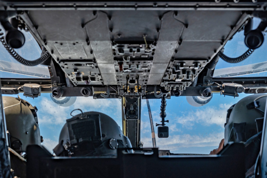 Primeiro REVO entre o KC-46 e um CV-22 Osprey (Foto: USAF/Sgt. Max J. Daigle).