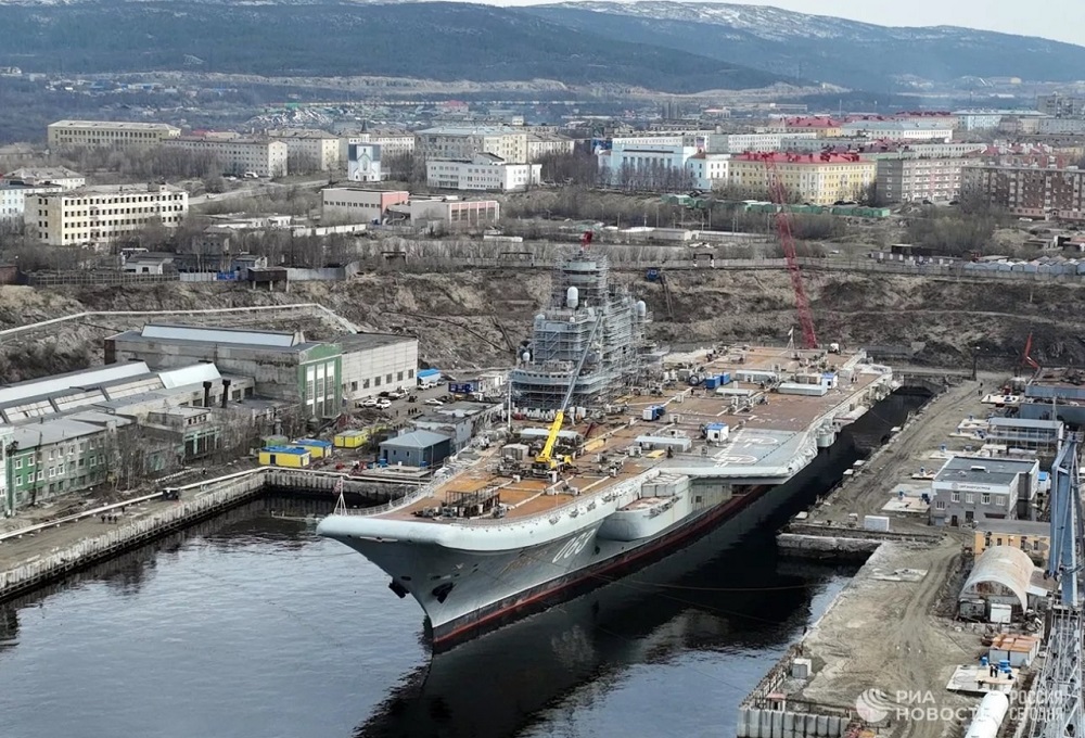 O Almirante Kuznetsov passa por atualizações desde 2017 (Fotos: PM).