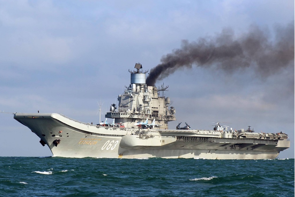 o governo britânico apelidou o porta-aviões russo de "Navio da Vergonha" por suas espessas nuvens de fumaça preta (Fotos: PM).