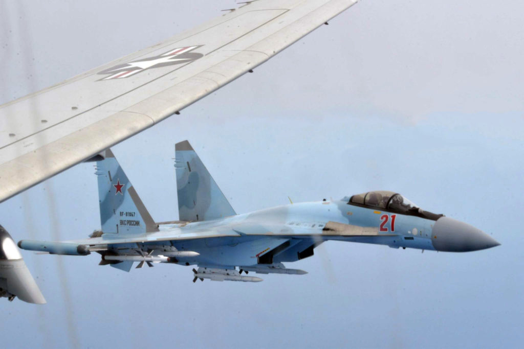 Su-35 perde em voo míssil BVRAAM Vympel R-77-1 na Ucrânia. Um Su-35 com míssies R-77 nos cabides da fuselagem (Foto:  US Navy).