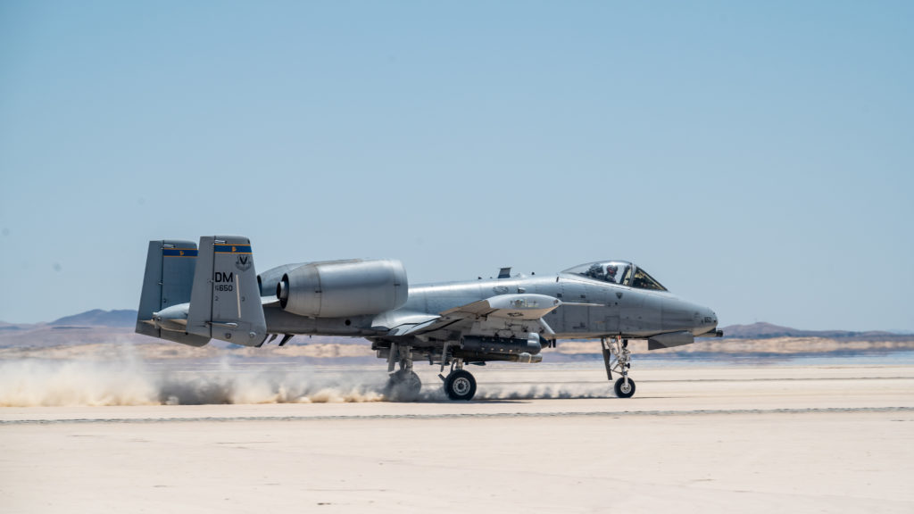A-10 conduzem treinamento ACE em Rogers Dry Lake Bed. Um A-10 Thunderbolt II da 355th Wing de Davis-Monthan Air Force Base, Arizona, decola de Rogers Dry Lake em um  Agile Combat Employment Exercise da Edwards Air Force Base, California (Foto: USAF/Giancarlo Casem).