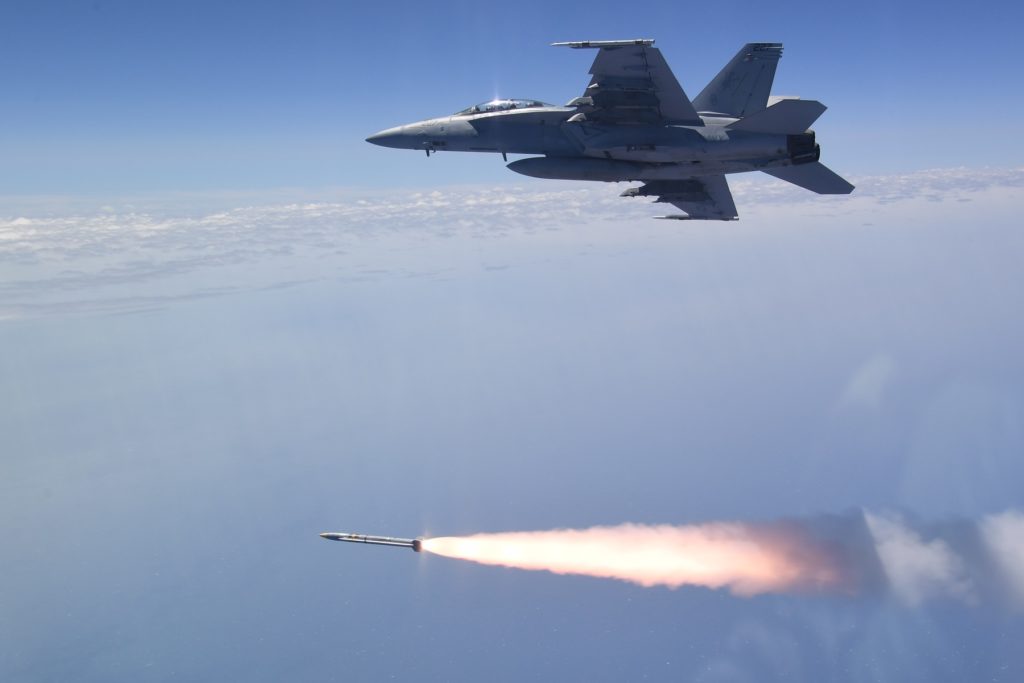 Australia adquirirá misiles AARGM-ER.  El nuevo misil SAED/DEAD AGM-88G siendo probado en un F/A-18F de la Armada de EE.UU. (Foto: USN).