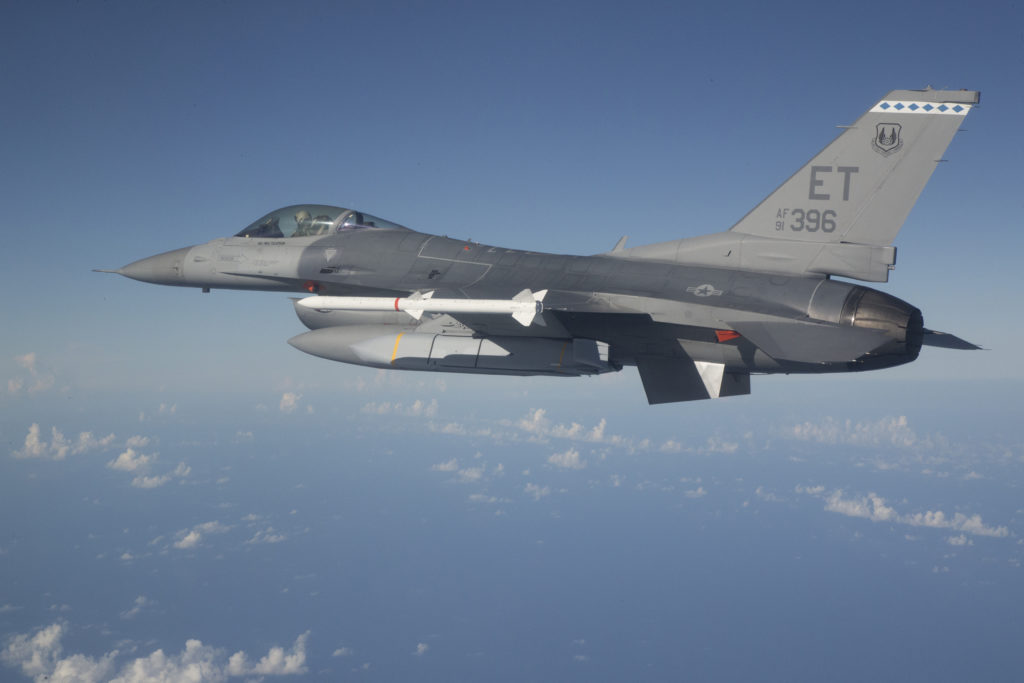 DCS ganha contrato SEMATS 3 do US AFTC da USAF. O  Major Jacob Rohrbach, voa um F-16C do 40th Flight Test Squadron da Eglin AFB, durante um teste com o Joint Air-to-Surface Standoff Missile Extended Range (JASSM-ER) sobre o Golfo do México (Foto: USAF). 