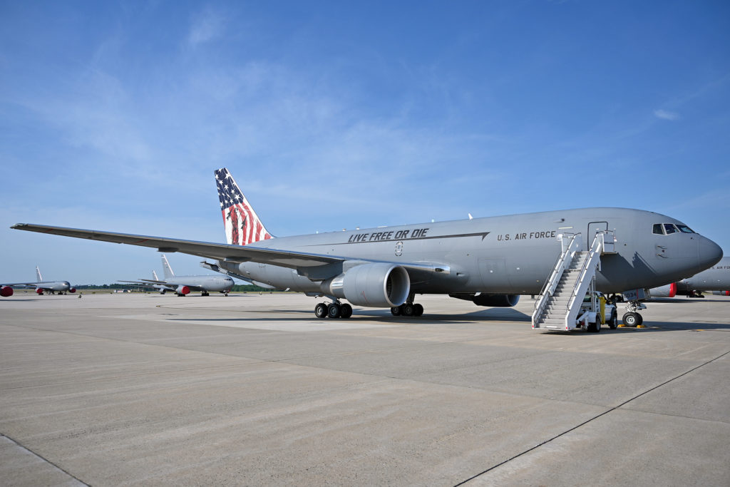 USAF aplica pintura especial em um KC-46 da Guarda Aérea Nacional (Fotos: Guarda Aérea Nacional dos EUA).
