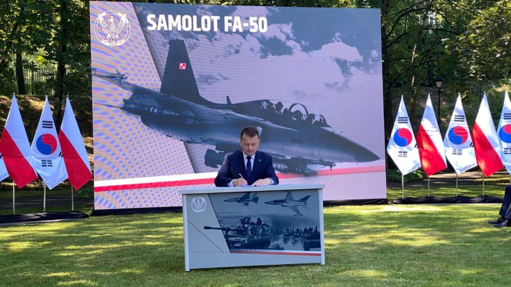 Polônia confirma a compra do KAI FA-50 Golden Eagle. Ministro da Defesa da Polônia Mariusz Blasczak fecha acordo com a Coreia do Sul (Foto: MD Polônia).