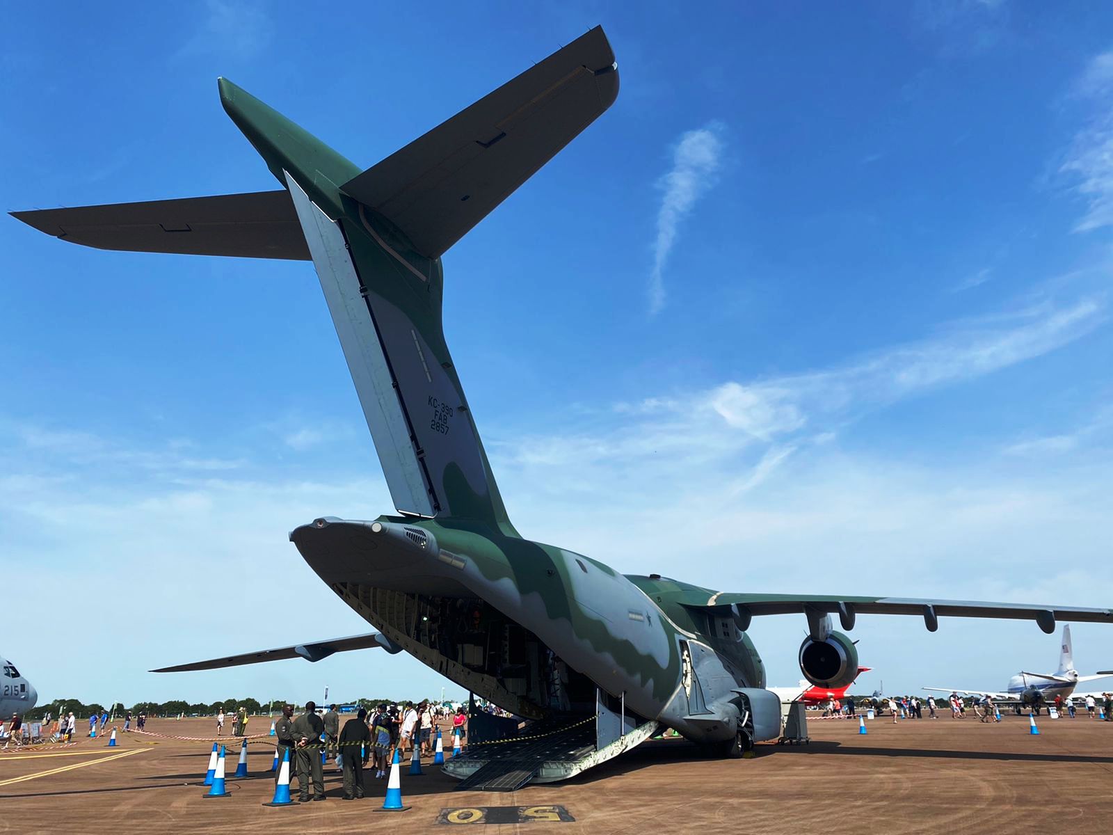 FAB apresenta potencialidades do KC-390 Millennium na RIAT 2022 » Força  Aérea