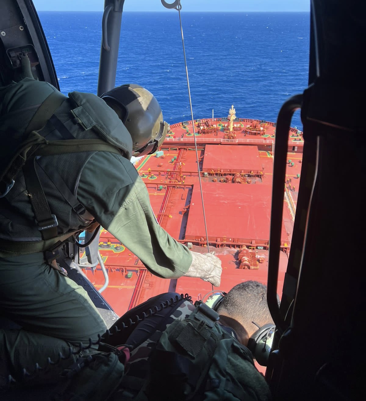 FAB realiza resgate de tripulante em navio estrangeiro na costa