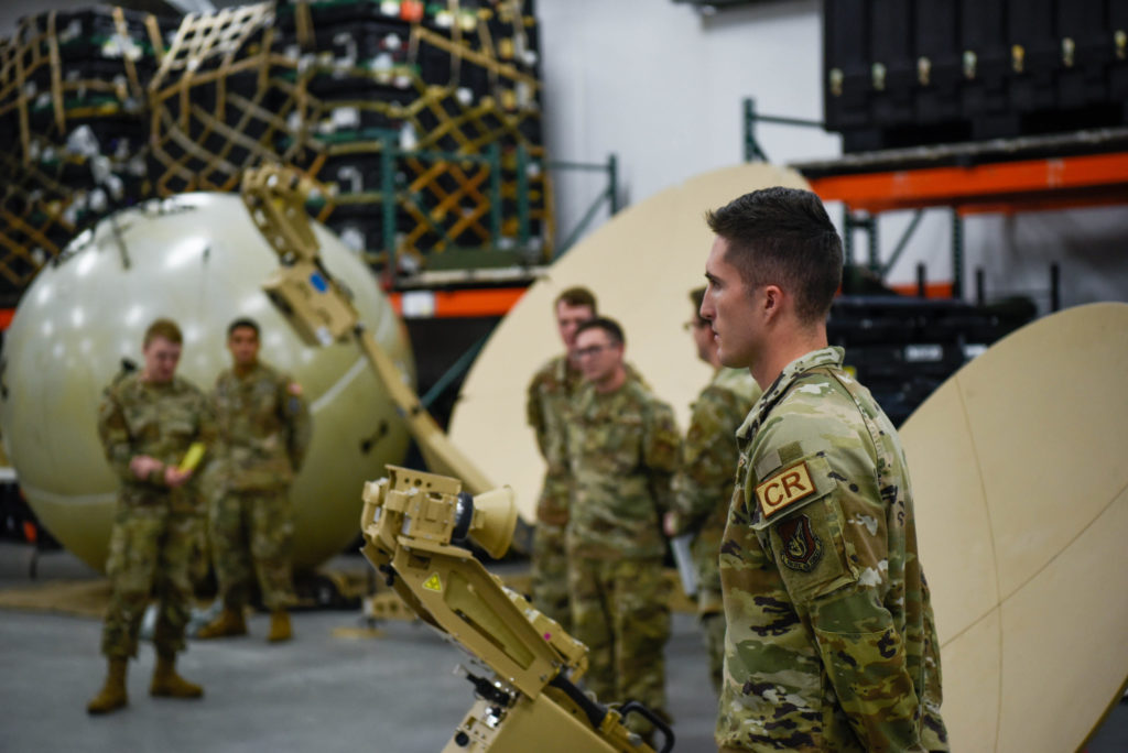 Militares do 644th CCS recebendo instruções sobre o ALIS (Foto: USAF).