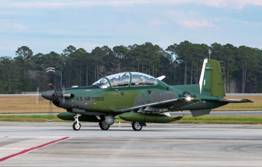 Um dos dois AT-6E Wolverines da USAF chegando na Moody AFB em 12 de janeiro de 2022 (Foto: USAF).