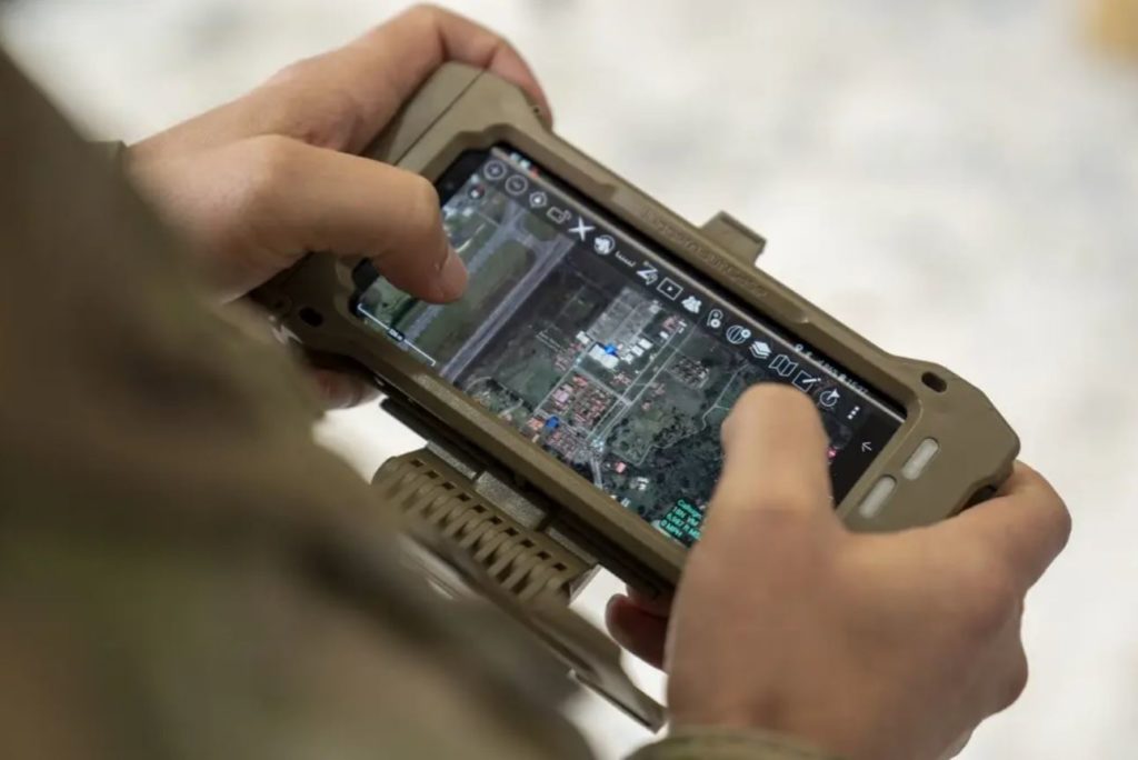 Um telefone celular conectado ao sistema AERONet durante um exercício na Colômbia em 2021 (Foto: USAF).