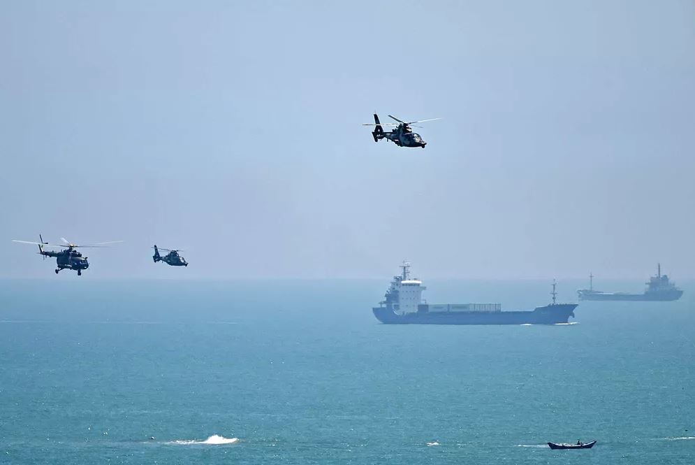 Helicópteros militares chineses sobrevoam região de Fujian, na China, o ponto mais próximo de Taiwan, a cerca de 130 km (Fonte: PLAN).