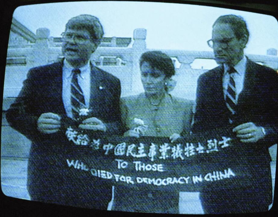 Em 1991, Nancy Pelosi esteve na Praça da Paz Celestial, em Pequim, protestando contra o governo chinês (Fonte: AP).