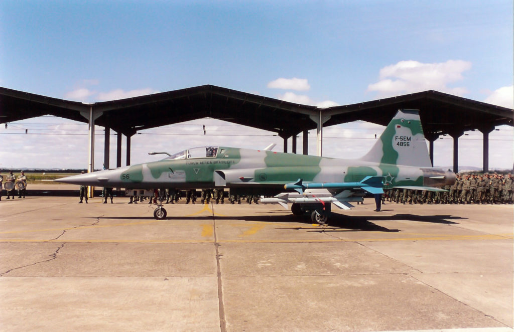 O FAB 4856 foi, além do primeiro F-5E do mundo, o primeiro F-5EM de série. O '56 nas cores do 1º/14º GAV no dia 21 de setembro de 2005 em Canoas, durante a incorporação do Mike na FAB (Foto: Leandro Casella).