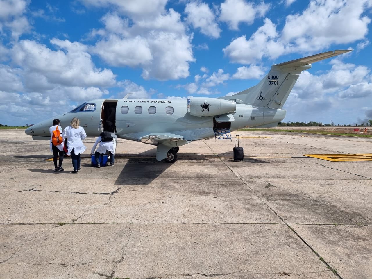 MAIS MODERNO AVIÃO DA FAB TRANSPORTA 14 BIS - O PRIMEIRO AEROPLANO