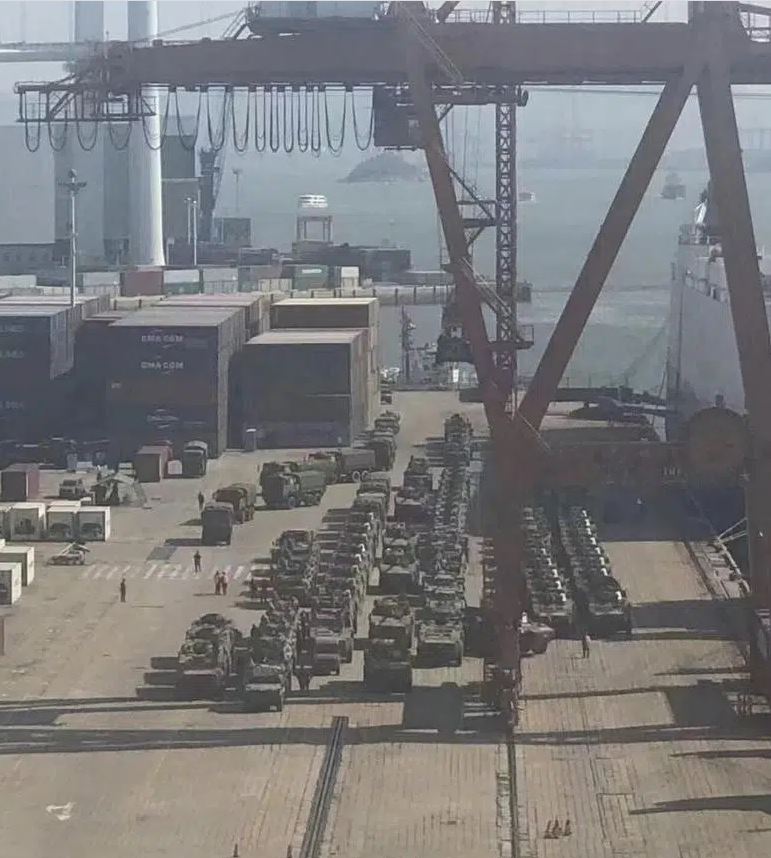 Porto de Fujian recebendo veículos militares chineses (Fonte: PLA).