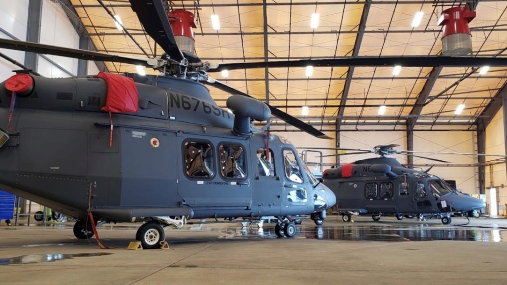 Leonardo e Boeing entregam os 1os quatro MH-139A a USAF. Dois dos quatro helicópteros MH-139A Grey Wolf vsão vistos  em um hangar em Duke Field, Flórida, em 23 de agosto de 2022. Foto: USAF.