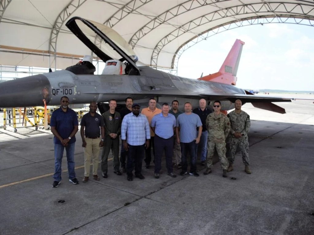 Boeing entrega último QF-16 Zombie Viper a USAF. O pessoal do DCMA AIMO St Augustine comemorou a entrega do último QF-16 Zombie Viper no Aeroporto Cecil em Jacksonville, Flórida (Foto: Boeing/USAF).