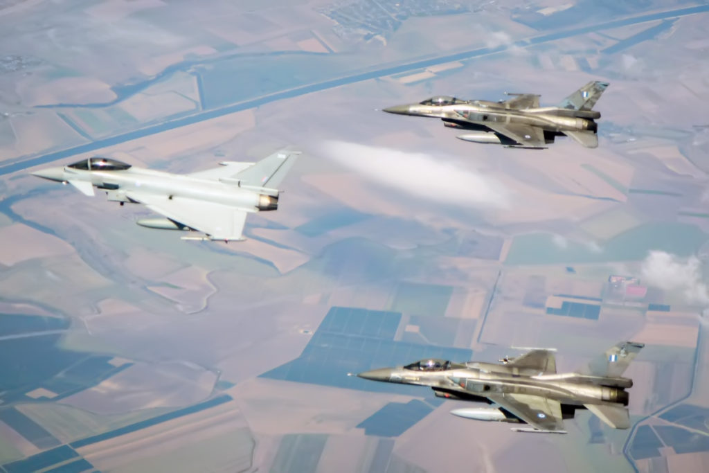 Typhoon RAF versus F-16 Grécia sobre a Romênia (Fotos: RAF).