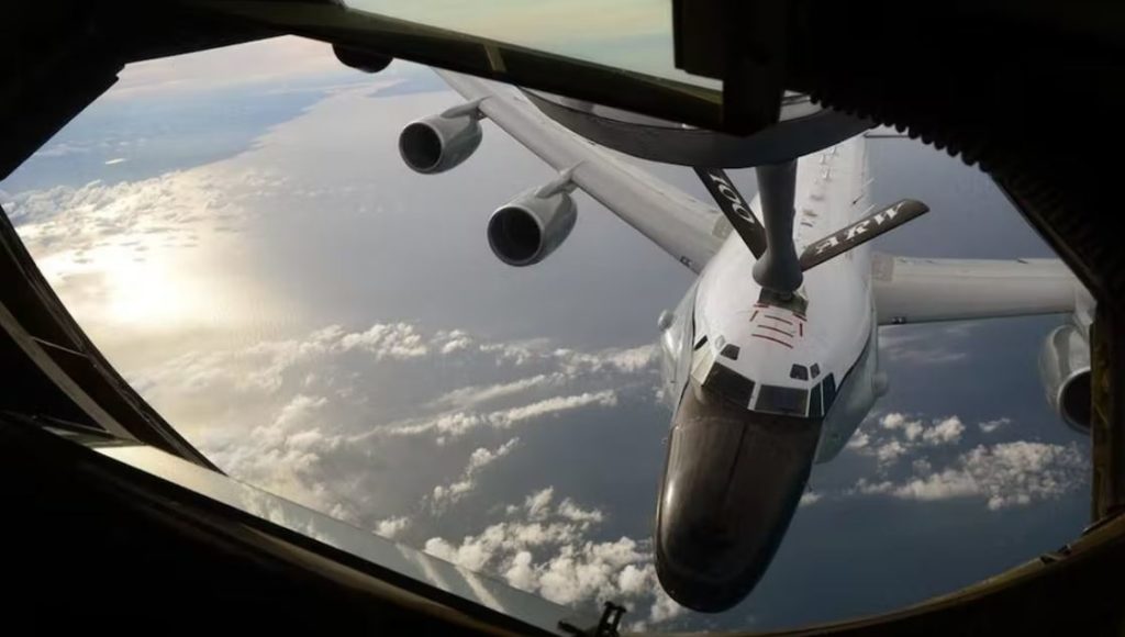 RC-135W Rivet Joint realiza missão conjunta na região Indo-Pacífico (Fotos: USAF).
