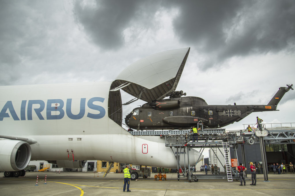 Airbus testa sistema de carregamento de carga militar no Beluga. Beluga #2 “engole” um CH-53GA da Luftwaffe gracas ao novo sistema de carregamento (Foto: Airbus).