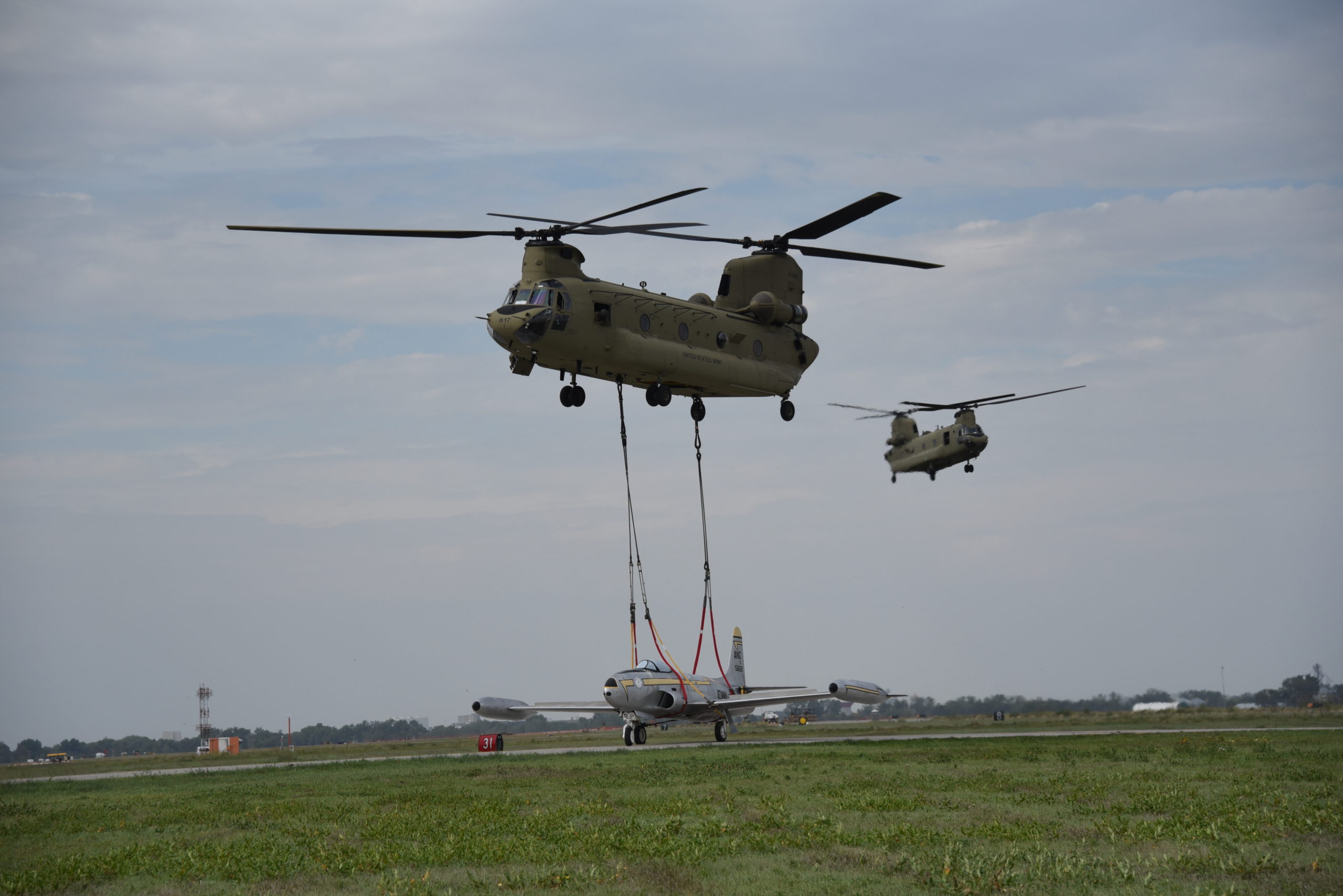 CH47 do US Army transporta histórico F80 da Iowa ANG » Força Aérea