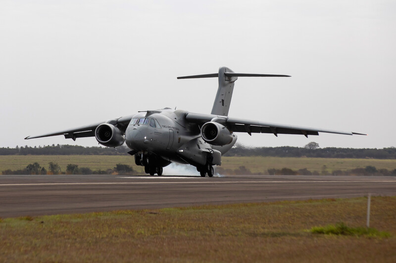 Visão  Primeira aeronave KC-390 da FAP entra em operação e aterra