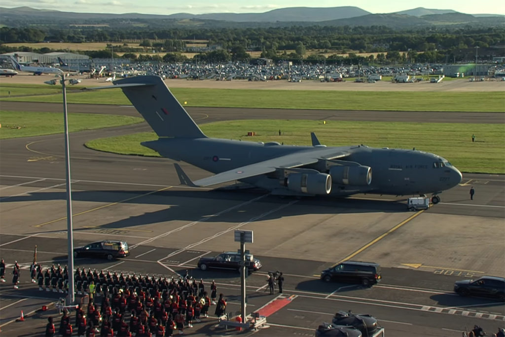 Comboio Real chega no aeroporto de Edimburgo onde o C-17A ZZ177 os aguarda (Fonte: The Royal Family Channel).