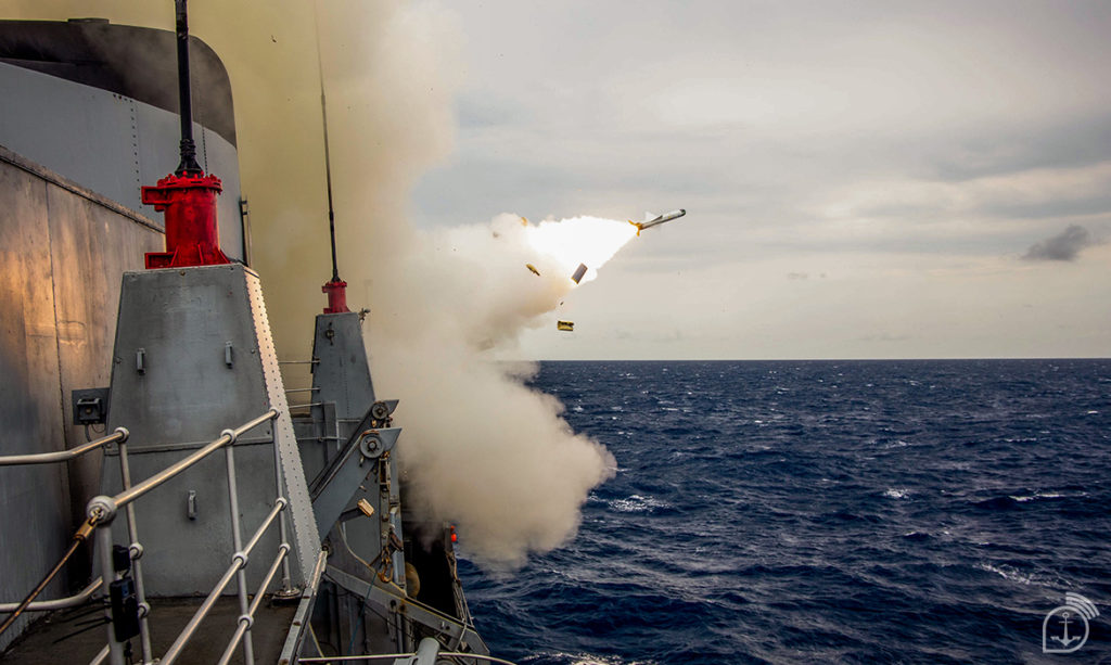 Fragata “Constituição” da Marinha do Brasil lança Míssil Antinavio (Fotos: MB).