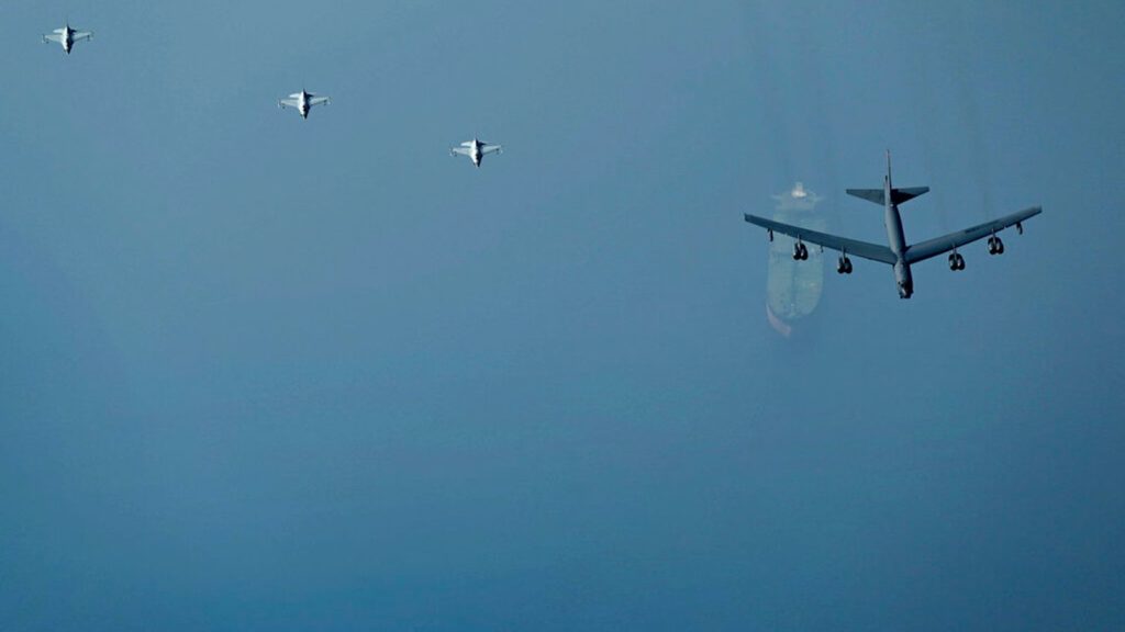 Exercício nuclear ultra-secreto da será realizado no UK. Um B-52H Stratofortress da Base Aérea de Minot, em Dakota do Norte, escoltado por F-16 (Foto: AP).
