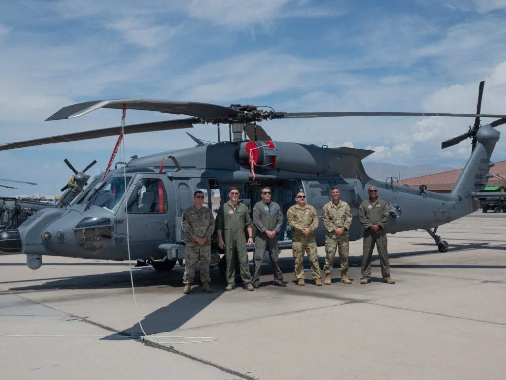 1º HH-60W Jolly Green II da USAF é entregue ao 563rd RQG. Oficiais da USAF estão em frente ao primeiro helicóptero HH-60W entregue à Nellis AFB, Nevada (Foto: USAF/Airman 1st Class Jordan McCoy).