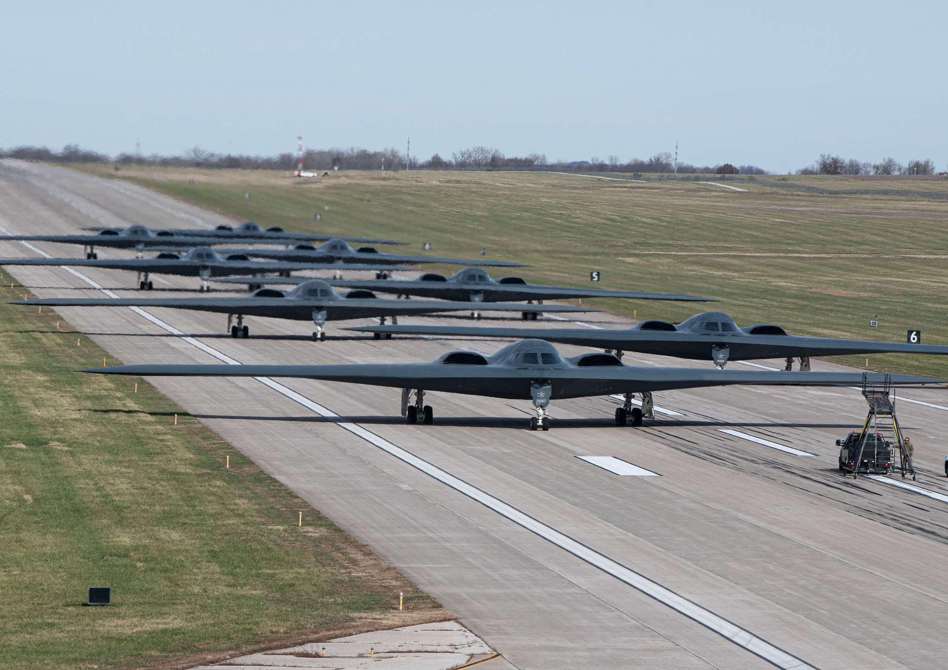 USAF Realiza Raro “Elephant Walk” Com Oito Bombardeiros B-2 Spirit ...