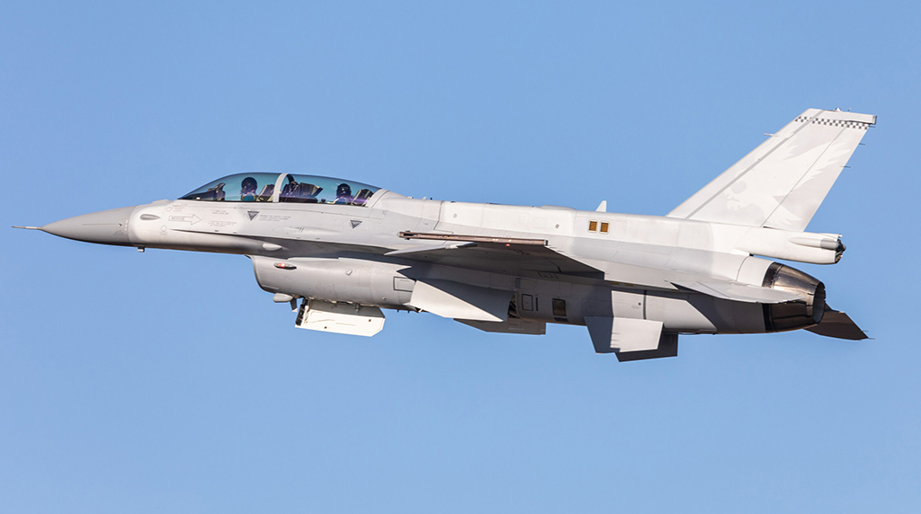 ¿F-16 Block 50 con aviónica Block 70 para Filipinas?  El primer F-16 Block 70 realiza su vuelo inaugural.  Este avión está destinado a la Royal Bahrain Air Force (Foto: LM).