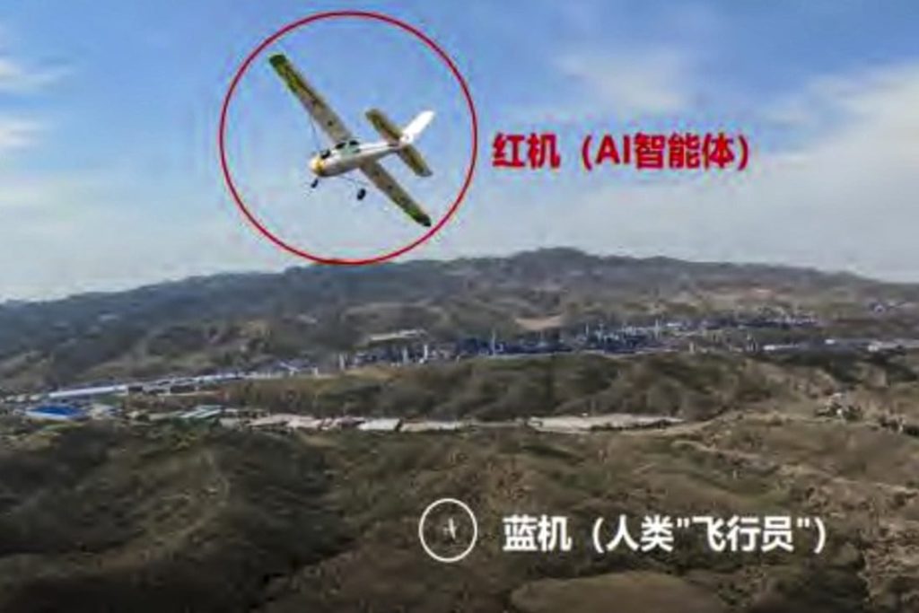 A aeronave controlada por IA da China (no círculo vermelho) derrotou outra aeronave controlada remotamente por um piloto humano em combate aéreo de curto alcance. 
Foto: Centro de Pesquisa e Desenvolvimento Aerodinâmico da China, Mianyang.